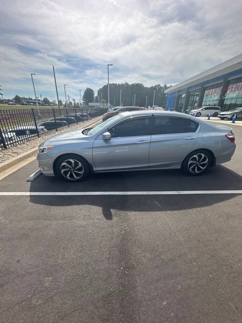 Used 2017 Honda Accord EX-L image 2