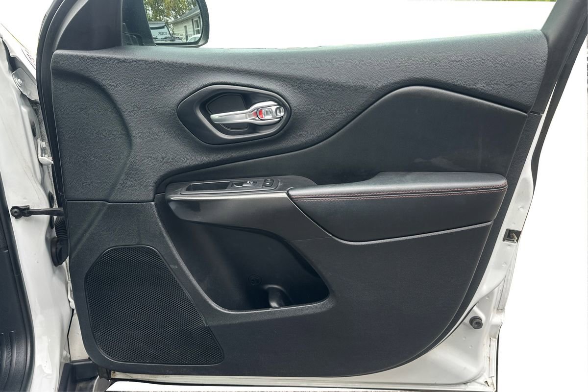 Used 2019 Jeep Cherokee Trailhawk w/ Cold Weather Group image 21