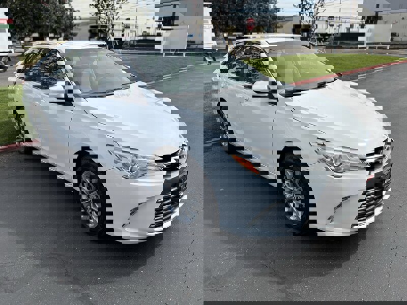 Used 2017 Toyota Camry LE image 3