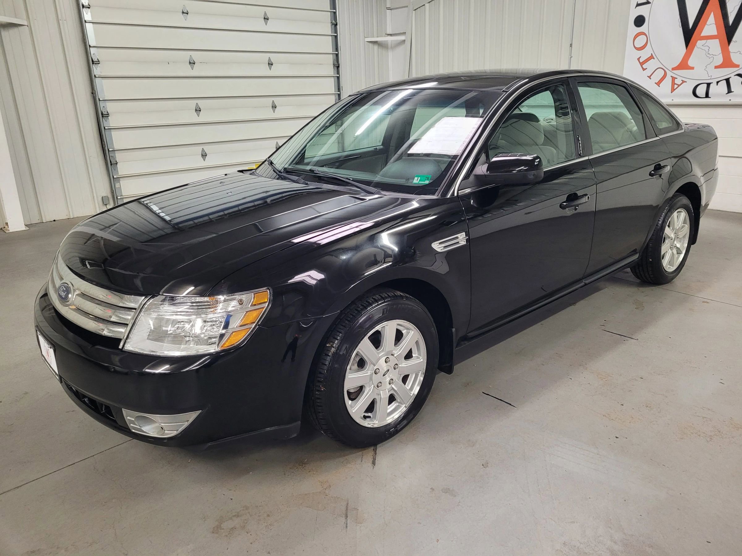 Used 2008 Ford Taurus SEL image 2