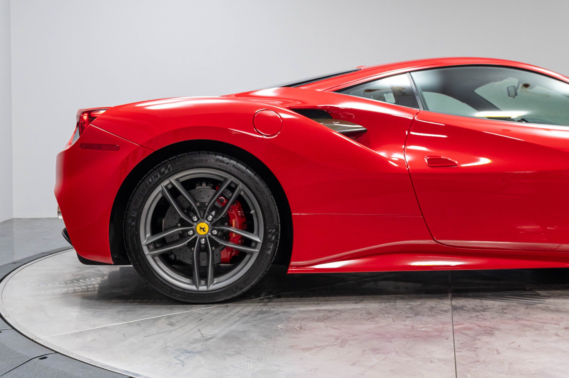 Used 2018 Ferrari 488 GTB RWD image 21