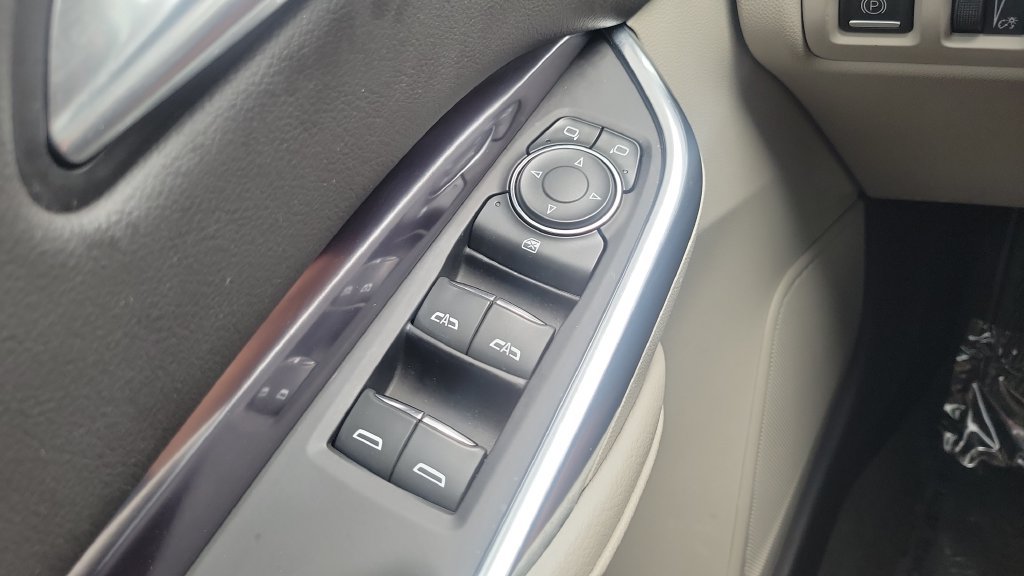 Used 2023 Cadillac XT4 Luxury w/ Cold Weather Package FWD image 18