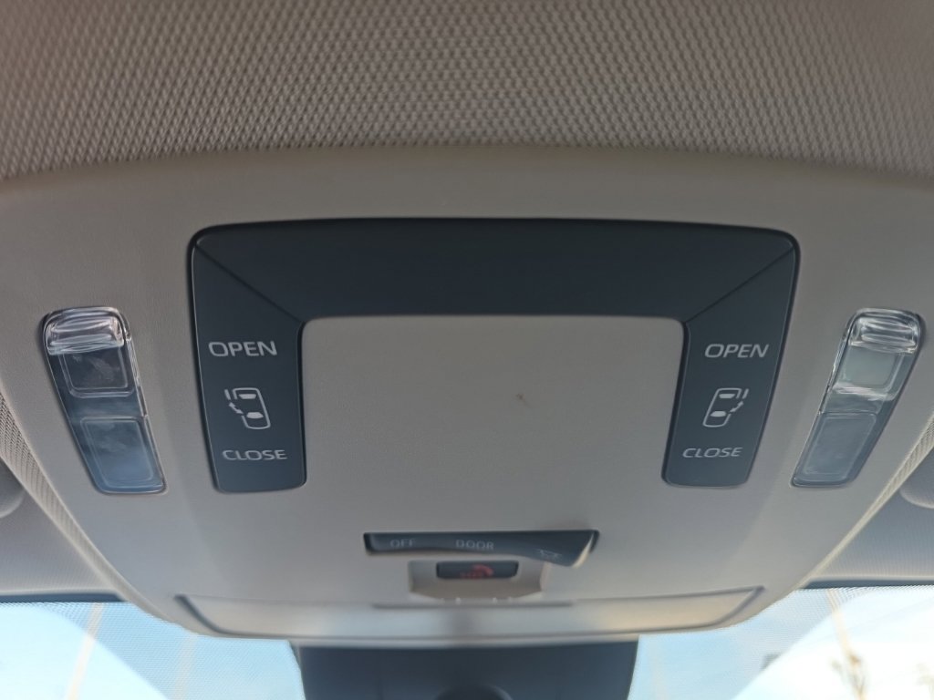 Certified 2025 Toyota Sienna LE FWD image 25