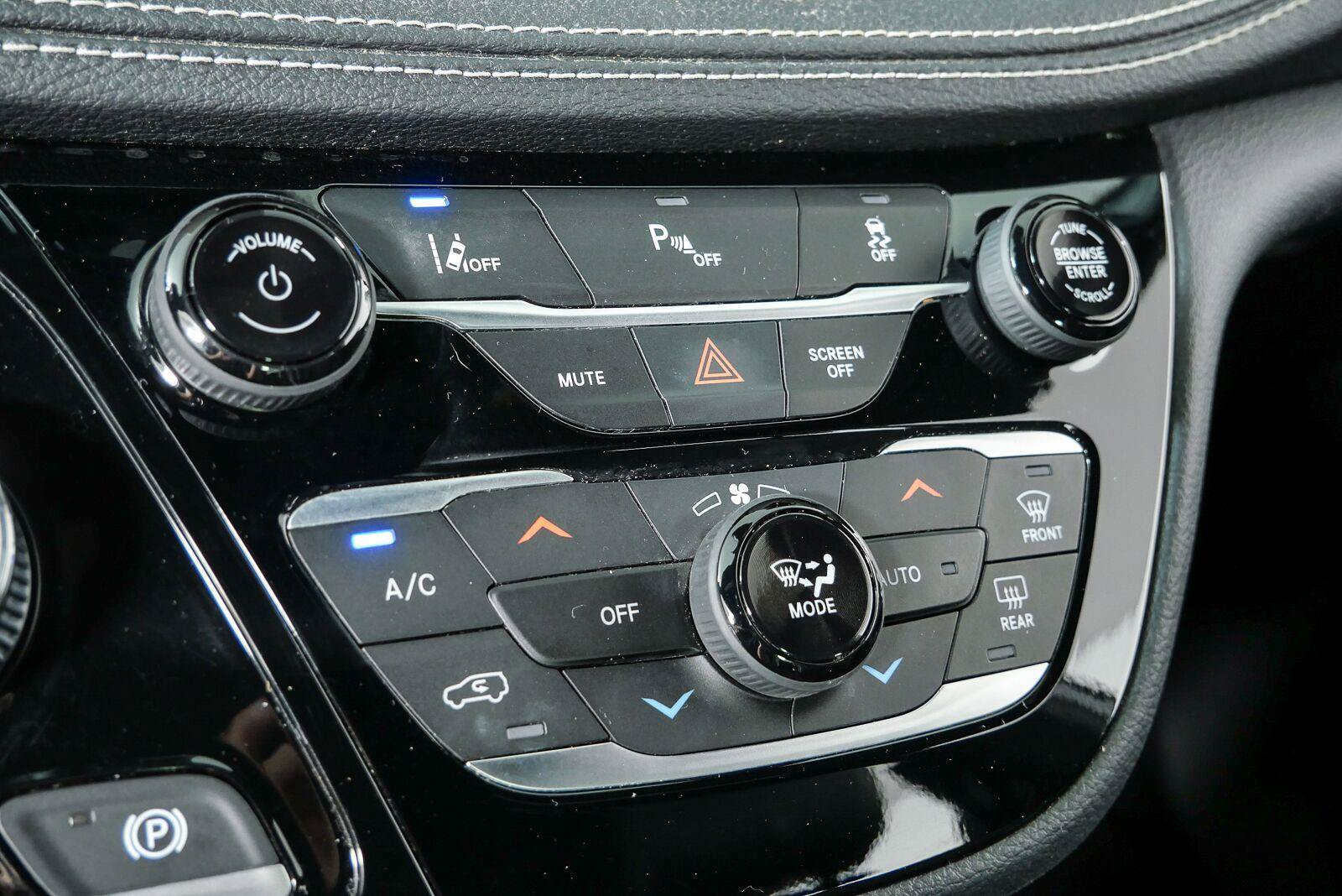 Used 2022 Chrysler Pacifica Touring-L w/ S Appearance Package FWD image 16