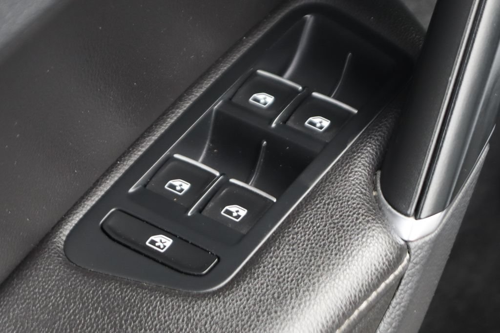 Used 2018 Volkswagen Golf R 4-Door AWD/4WD image 17