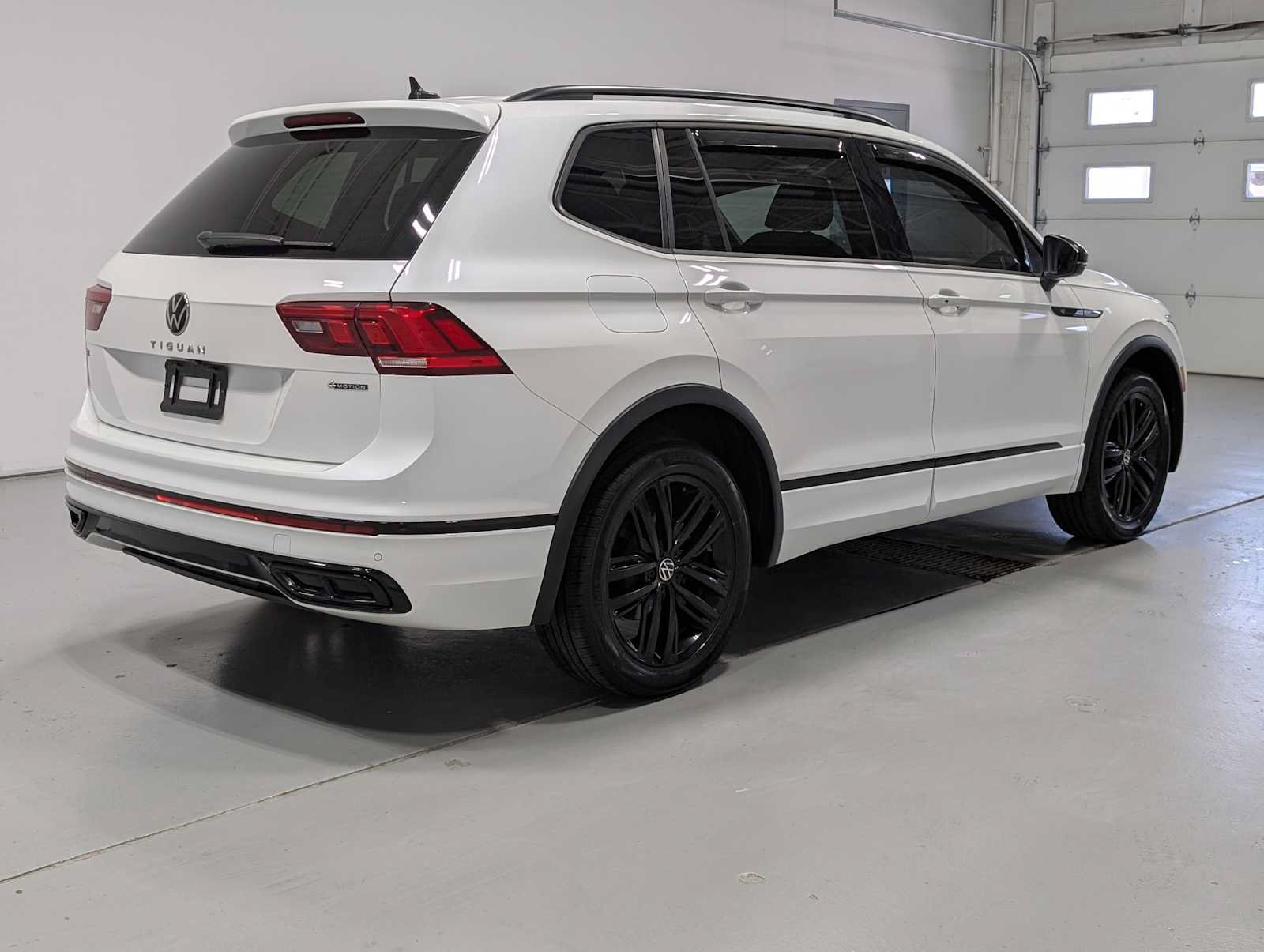 Used 2022 Volkswagen Tiguan SE R-Line AWD/4WD image 8