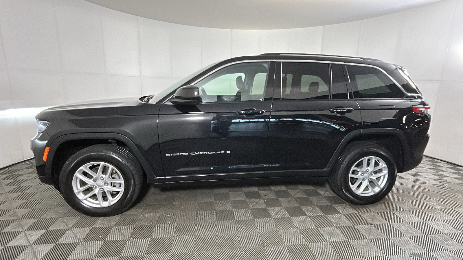 Used 2024 Jeep Grand Cherokee Laredo X AWD/4WD image 7