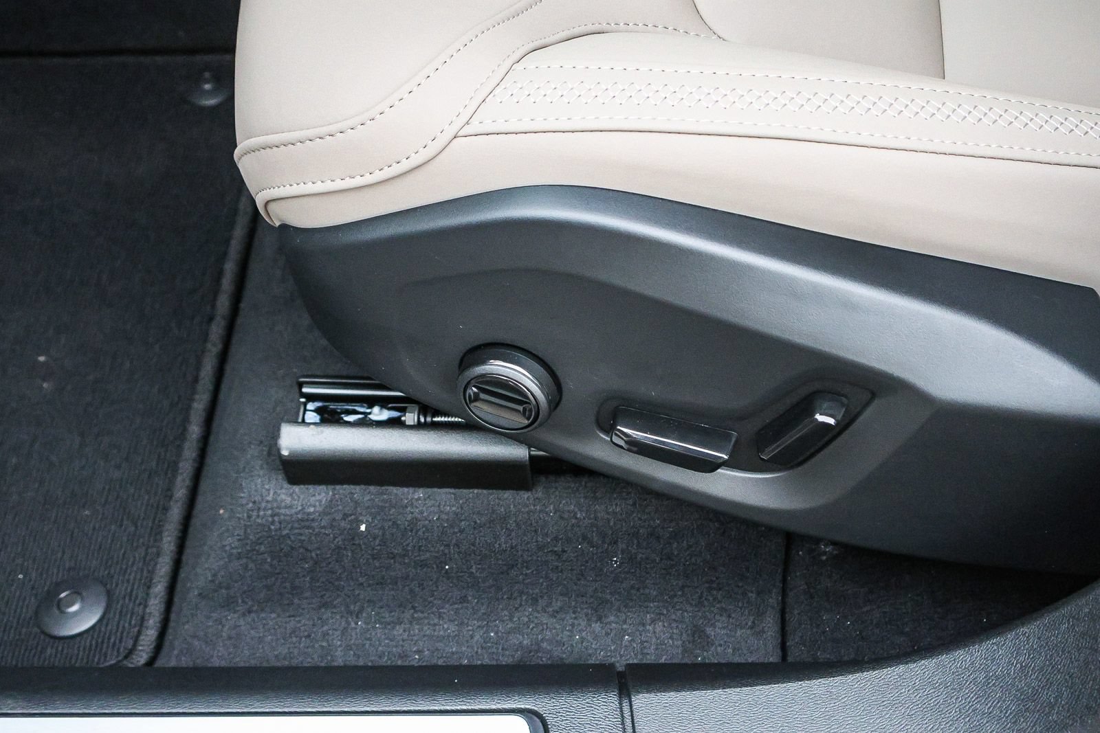 New 2026 Volvo XC60 T8 Plus AWD/4WD image 28