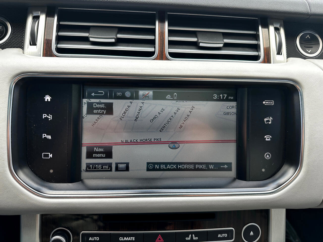 Used 2016 Land Rover Range Rover HSE image 12