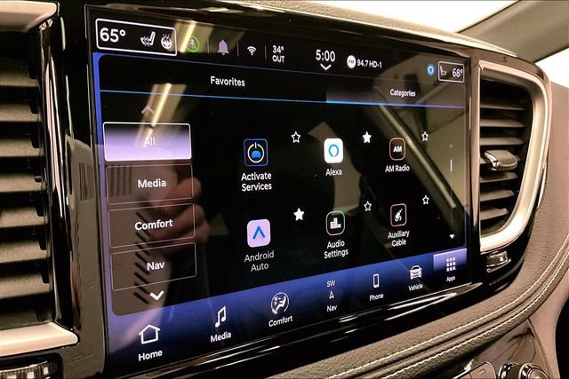 Used 2025 Chrysler Pacifica Limited image 36