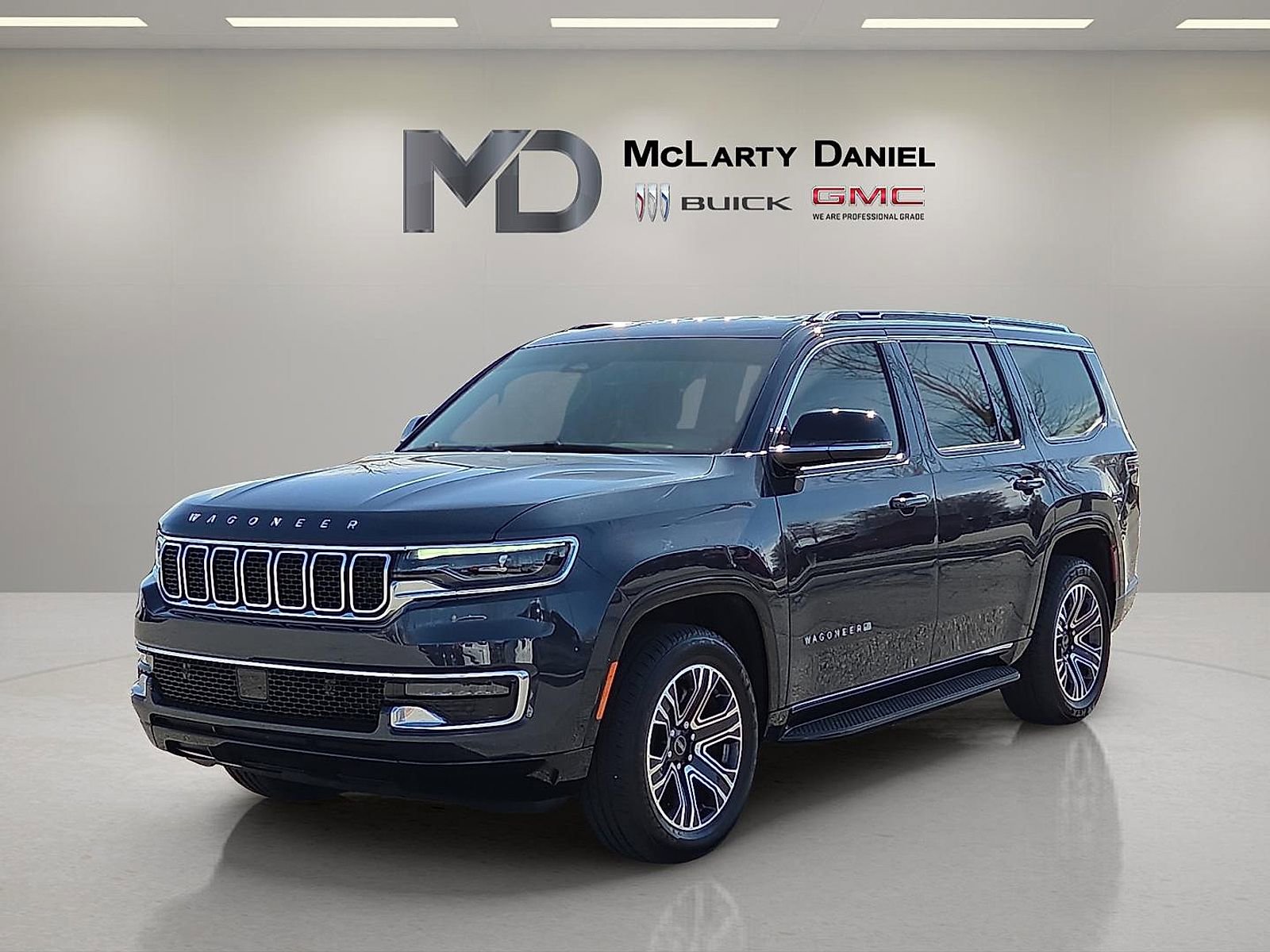 Used 2025 Jeep Wagoneer 4WD image 2