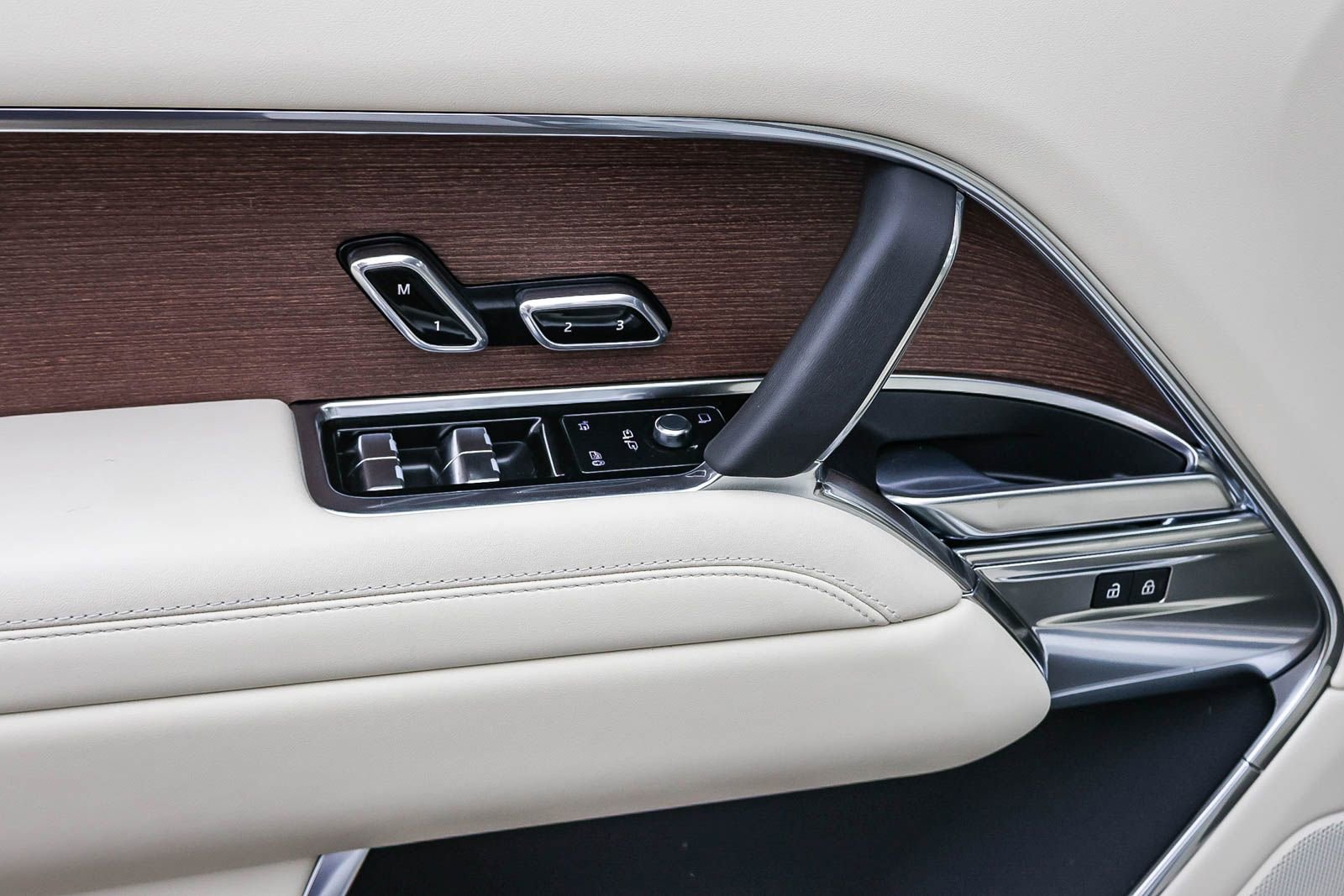 New 2025 Land Rover Range Rover SE image 28