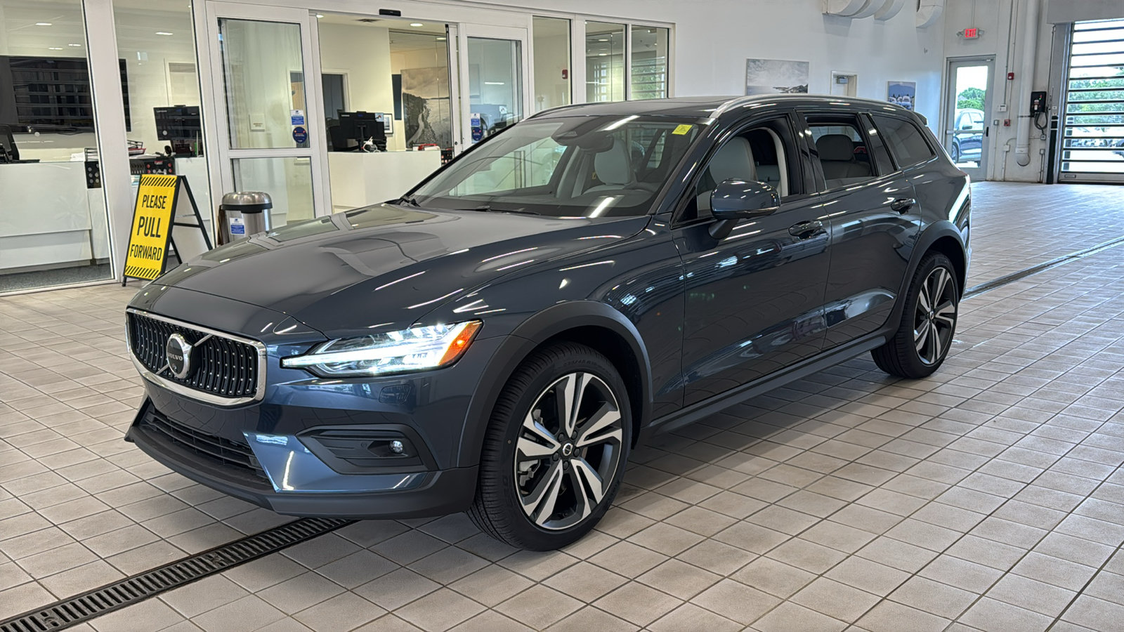New 2026 Volvo V60 B5 Cross Country Plus w/ Protection Package Premier AWD/4WD image 9
