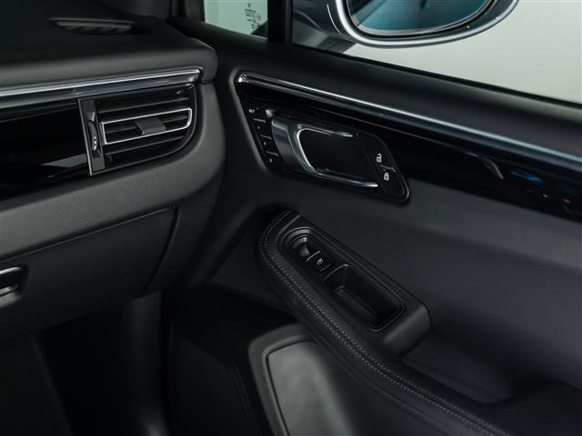 Certified 2025 Porsche Macan image 27