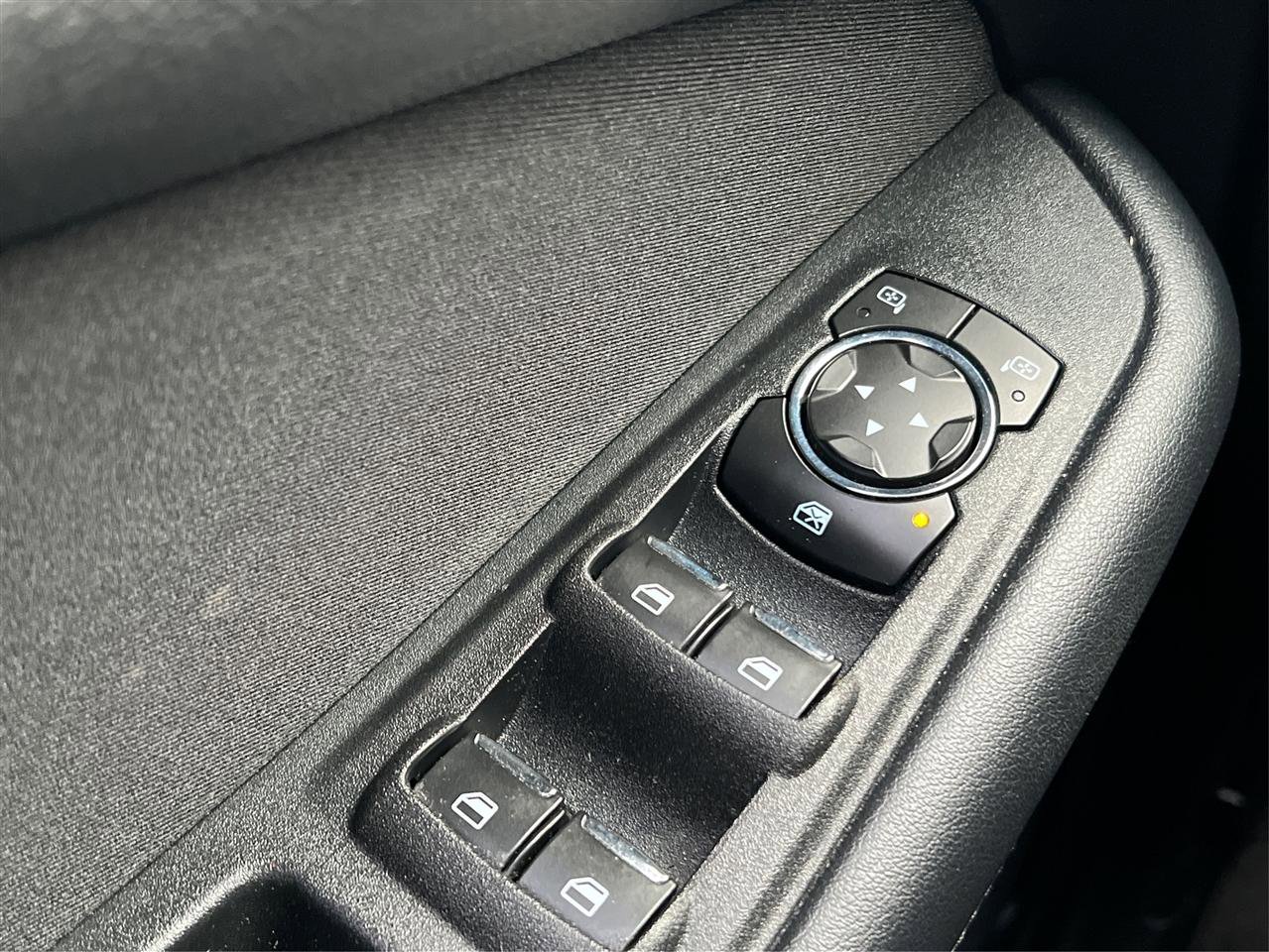 Used 2018 Ford Edge SE image 40