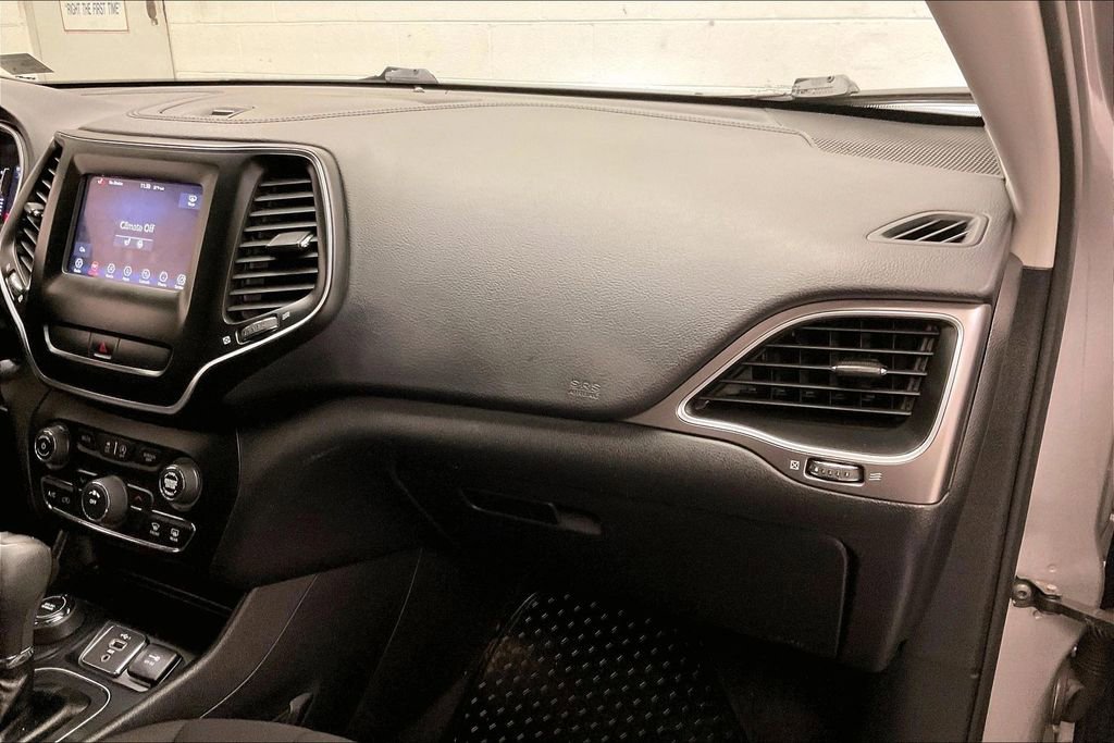 Used 2020 Jeep Cherokee Latitude w/ Cold Weather Group image 14