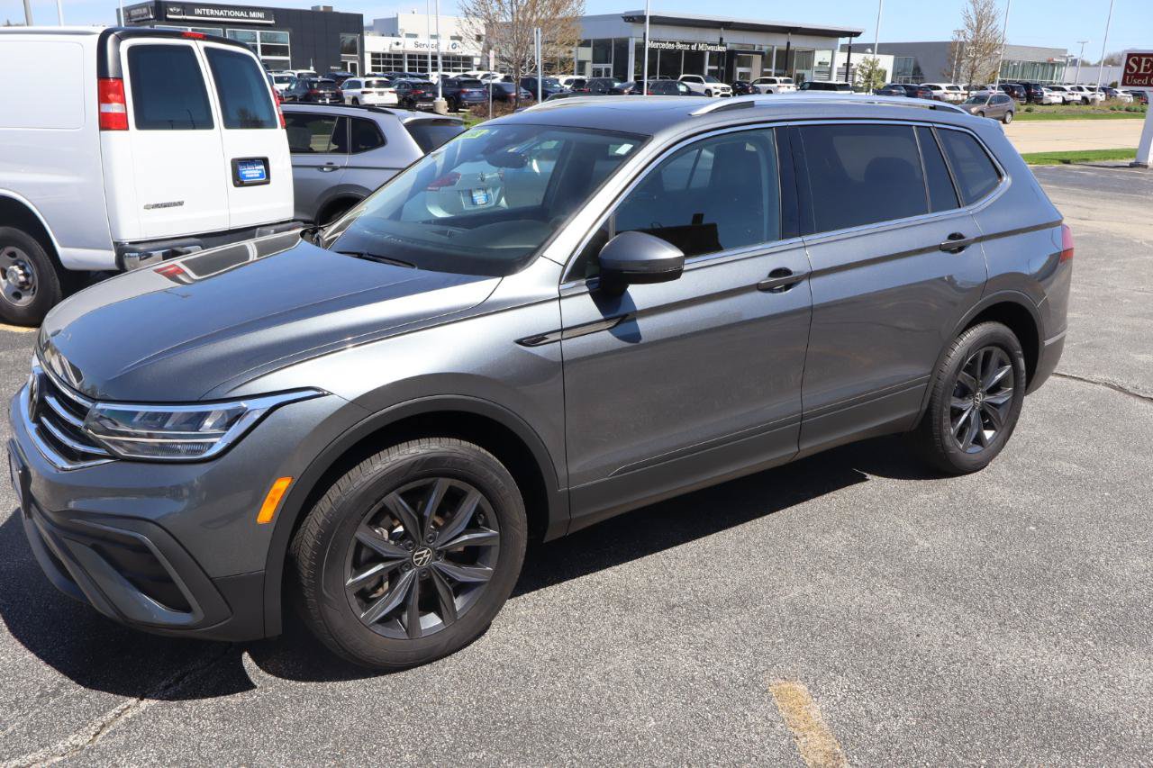 Used 2023 Volkswagen Tiguan SE AWD/4WD image 3