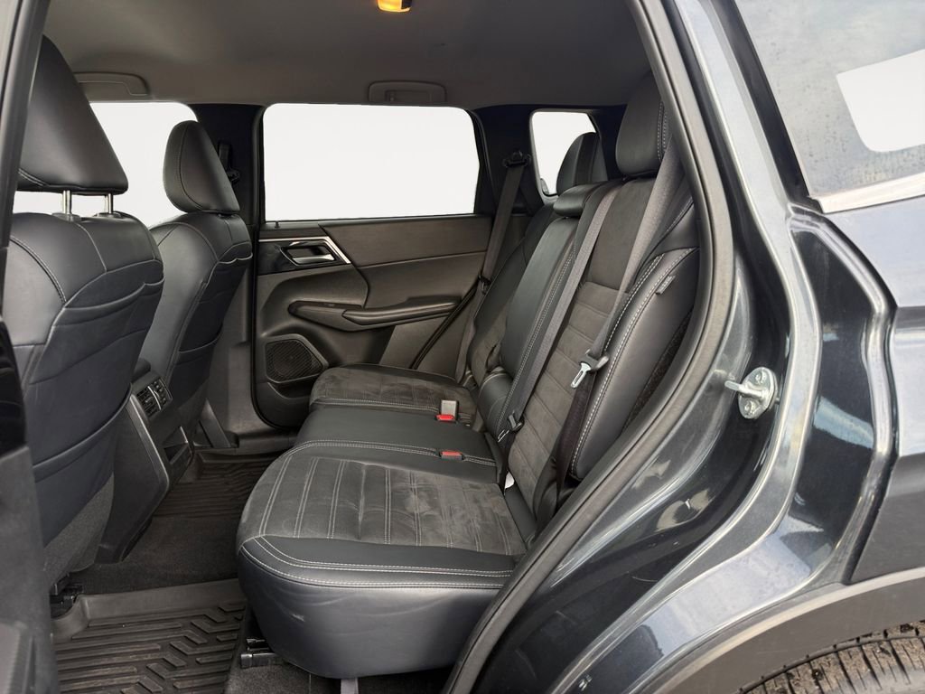 Used 2024 Mitsubishi Outlander image 13