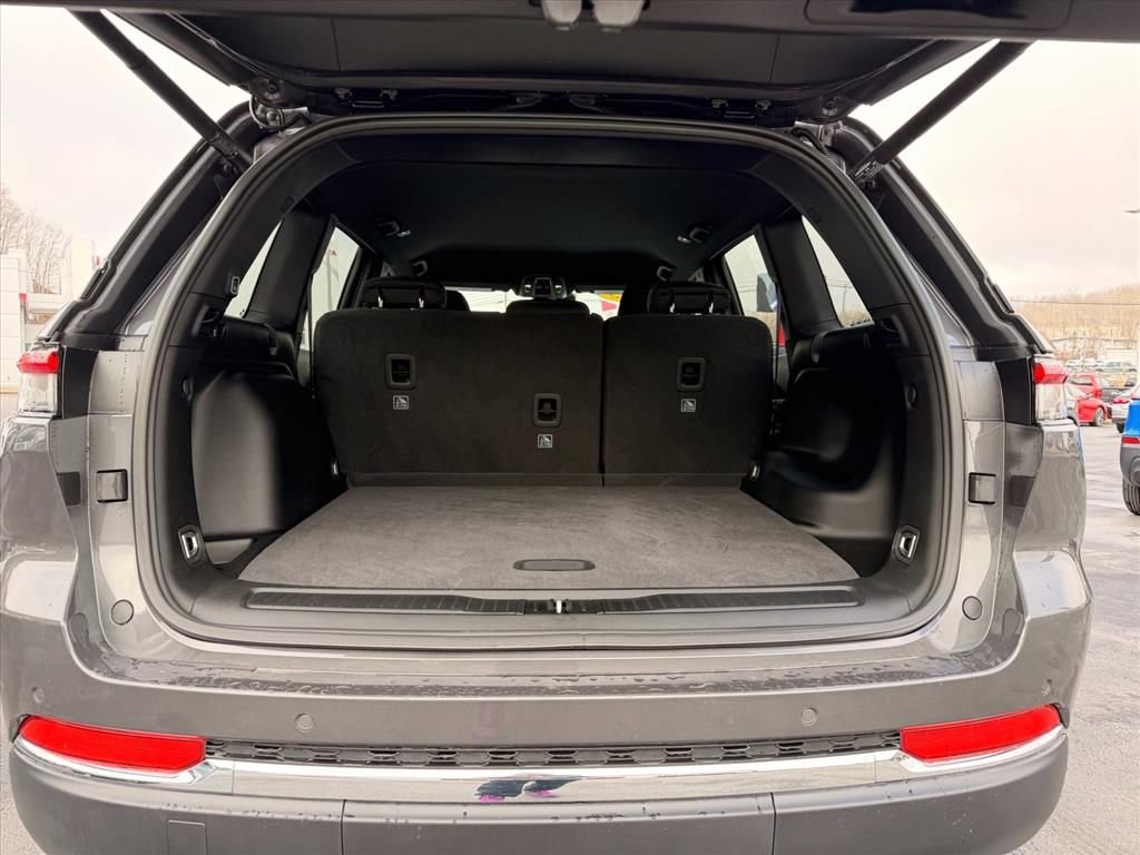 Used 2025 Jeep Grand Cherokee Laredo w/ Luxury Tech Group I AWD/4WD image 23