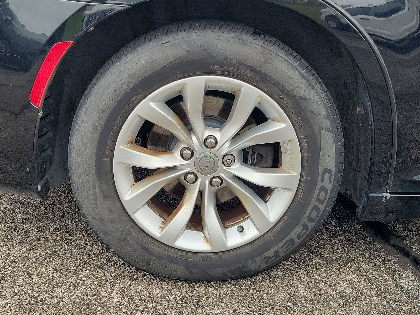 Used 2016 Chrysler 300 Limited RWD image 5