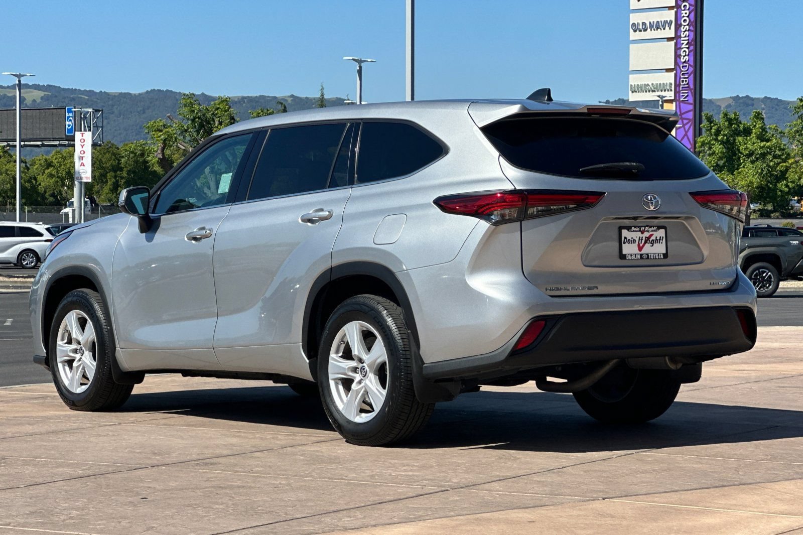 Used 2022 Toyota Highlander LE AWD/4WD image 6