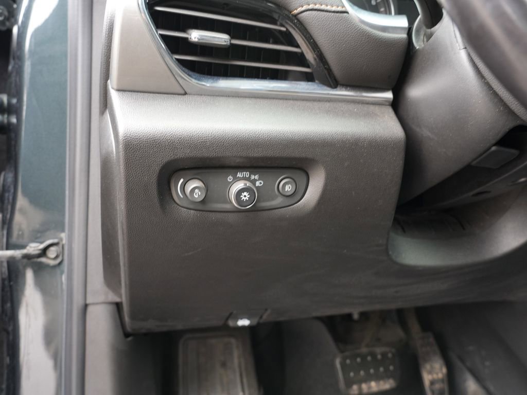 Used 2020 Chevrolet Traverse LT image 16