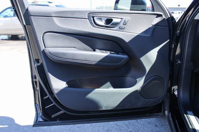 Used 2025 Volvo XC60 B5 Plus image 10