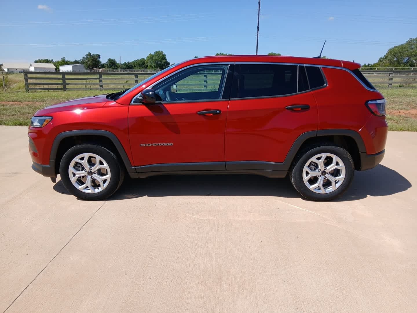 Used 2025 Jeep Compass Sport AWD/4WD image 2