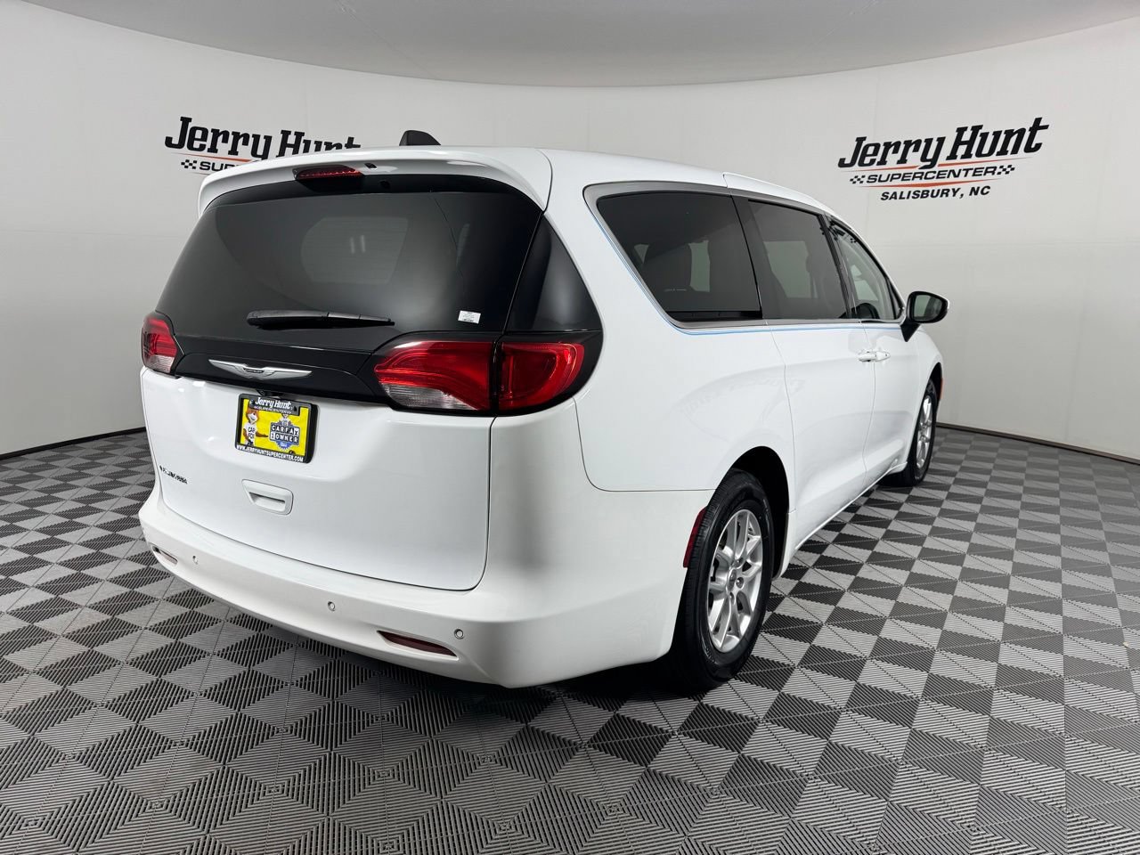 Used 2023 Chrysler Voyager LX FWD image 6