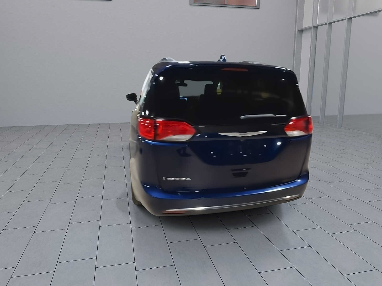 Used 2017 Chrysler Pacifica Touring-L w/ Tire & Wheel Group FWD image 7
