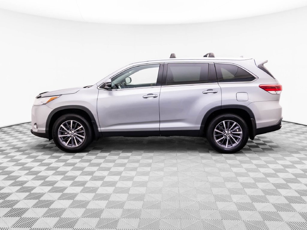 Used 2019 Toyota Highlander XLE AWD/4WD image 2