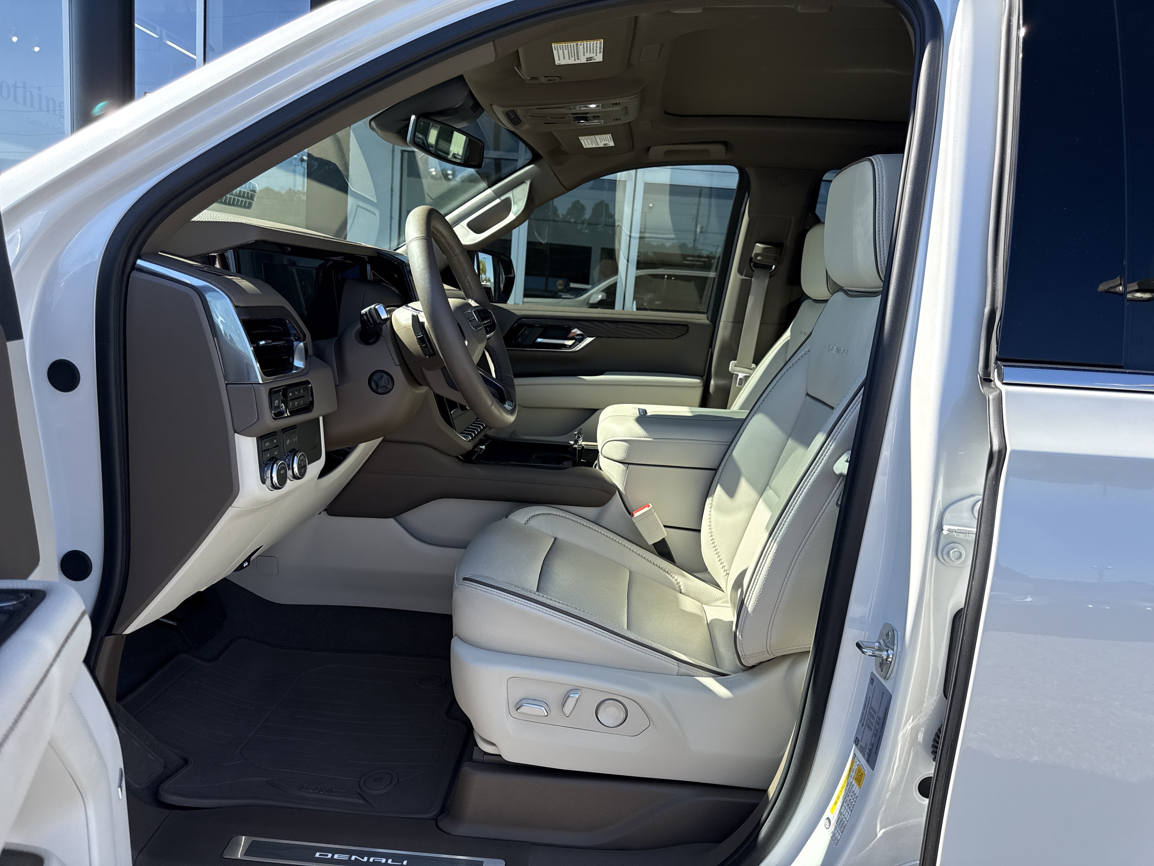 Used 2025 GMC Yukon Denali w/ Sun & Power Step Package AWD/4WD image 7