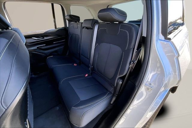 Used 2023 Jeep Grand Cherokee Laredo w/ Luxury Tech Group I AWD/4WD image 21