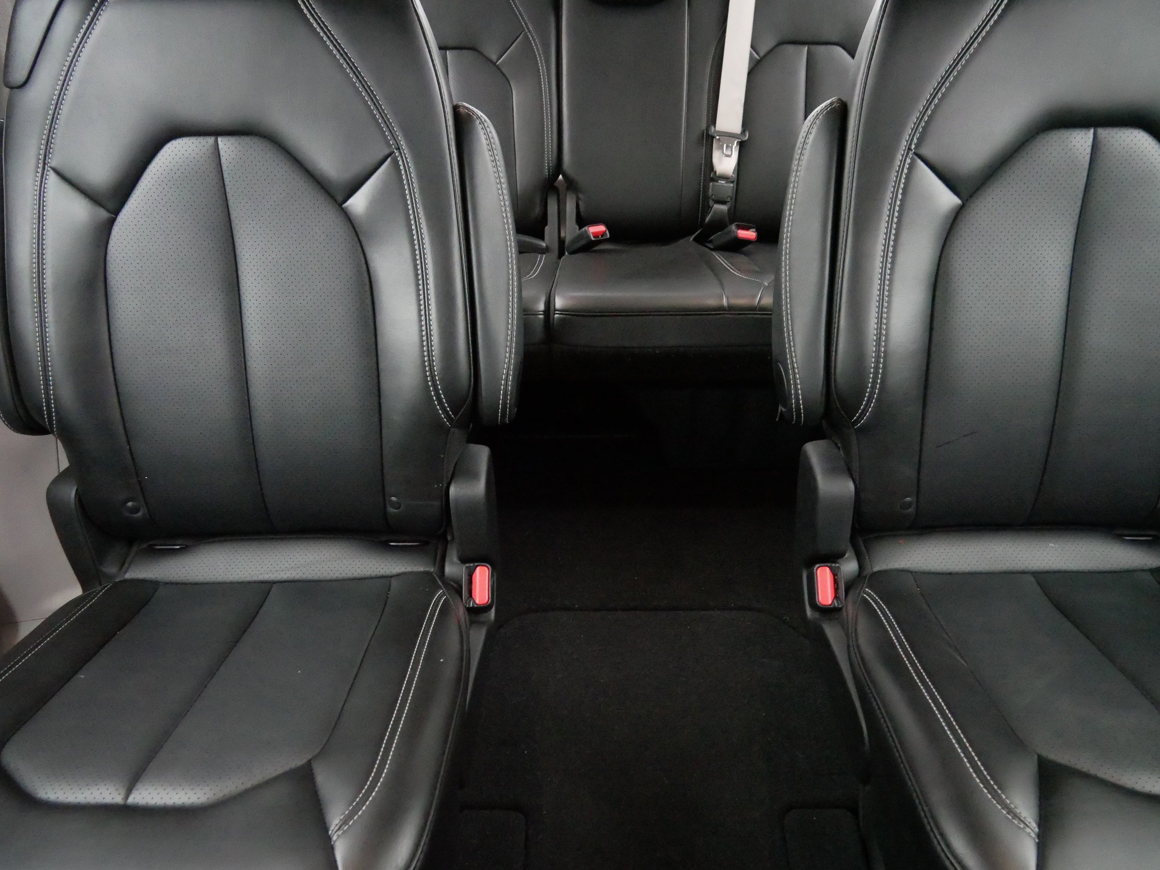 Used 2024 Chrysler Pacifica Touring-L image 13