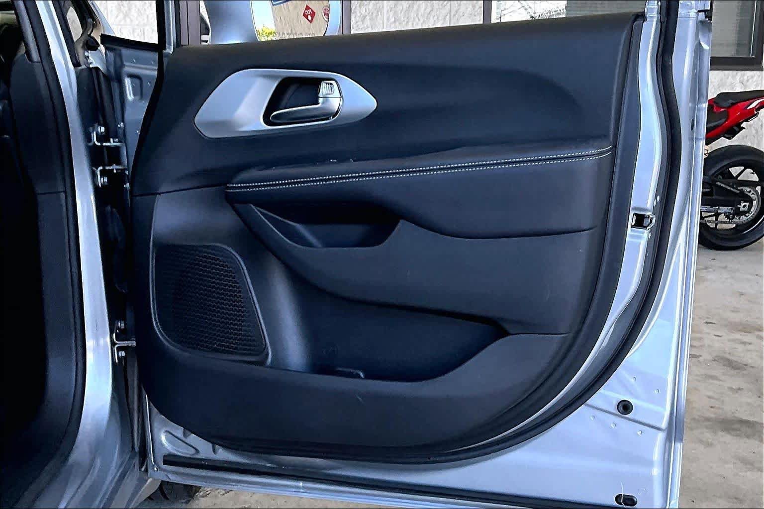 Used 2019 Chrysler Pacifica Touring Plus w/ S Appearance Package FWD image 22