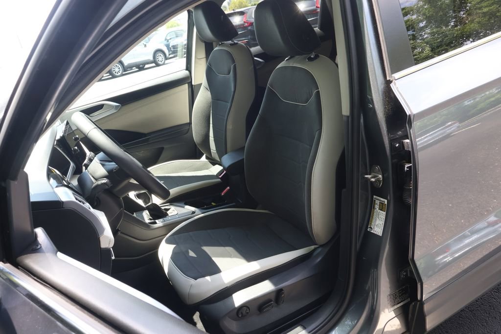 Used 2025 Volkswagen Taos SE FWD image 30