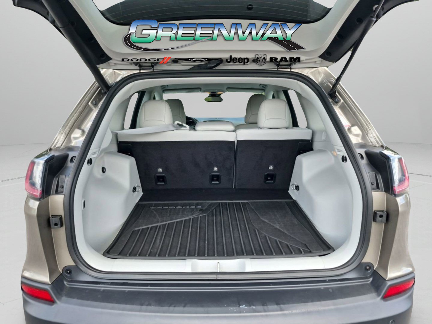 Used 2020 Jeep Cherokee Latitude Plus w/ Comfort/Convenience Group FWD image 27