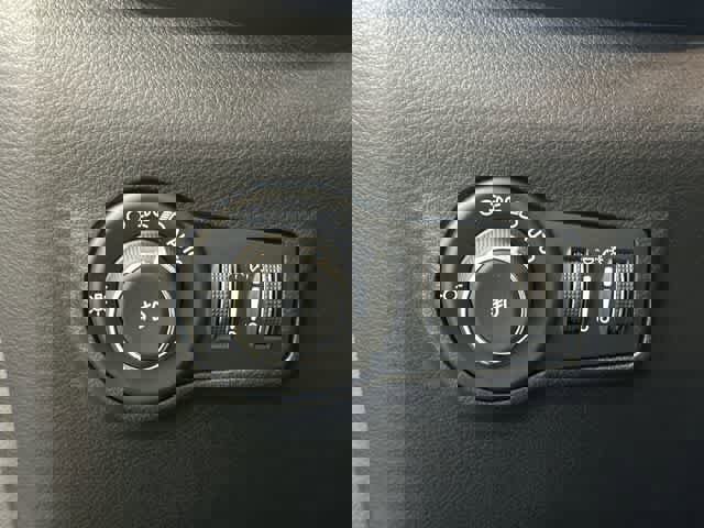 Used 2025 Jeep Compass Limited image 19