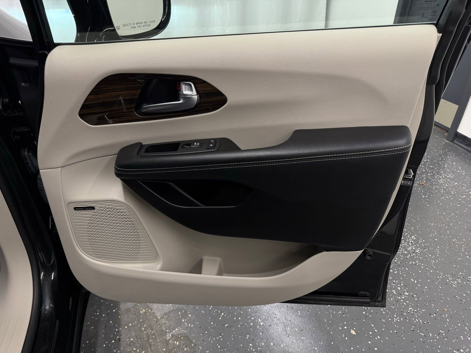 Used 2022 Chrysler Pacifica Limited image 7