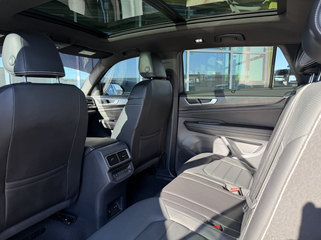 Used 2024 Volkswagen Atlas Cross Sport SEL R-Line w/ Adventure Package AWD/4WD image 37