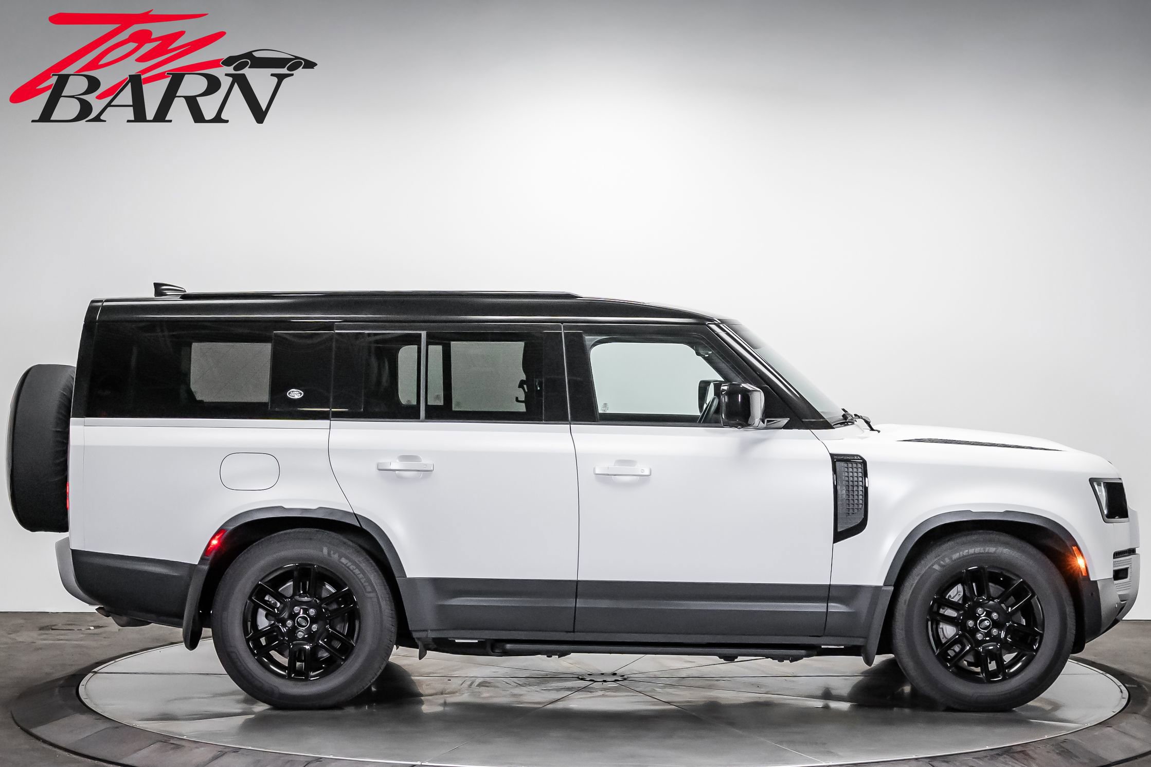 Used 2023 Land Rover Defender 130 SE image 5