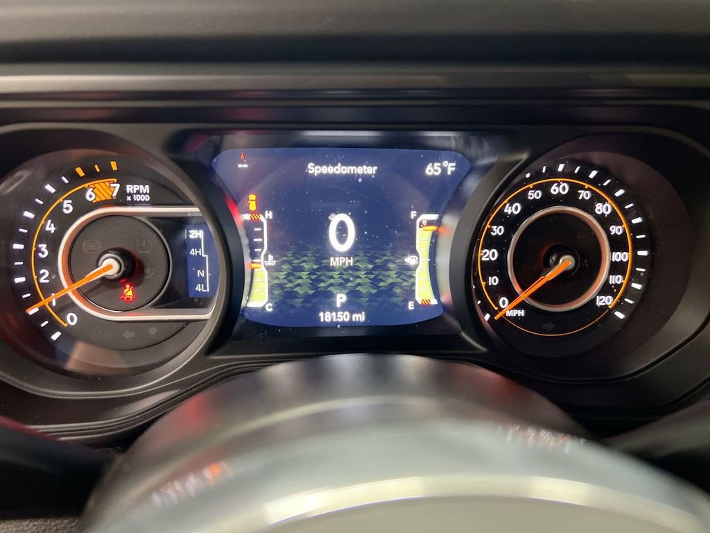 Used 2025 Jeep Wrangler Sahara image 12