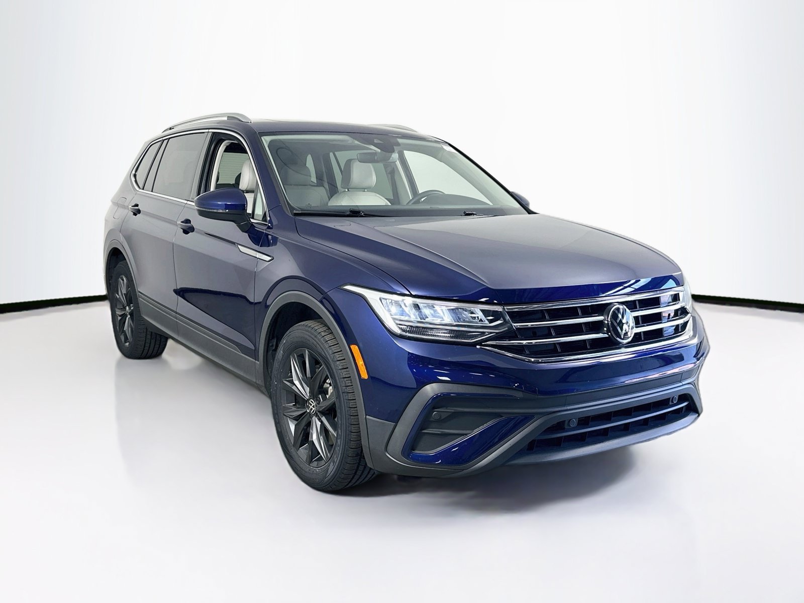 Used 2024 Volkswagen Tiguan SE FWD image 3