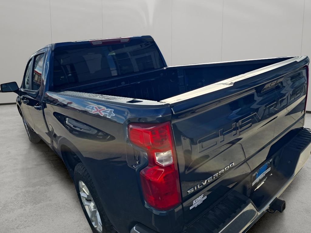 Used 2022 Chevrolet Silverado 1500 LT AWD/4WD image 3