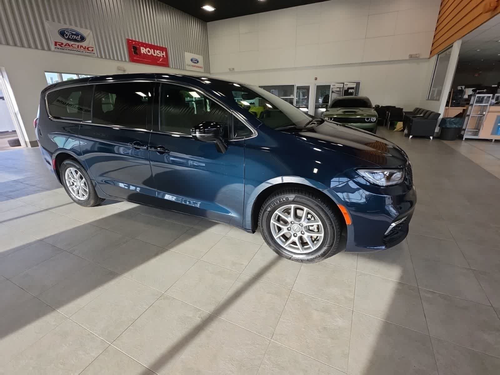 Used 2025 Chrysler Pacifica Select FWD image 5