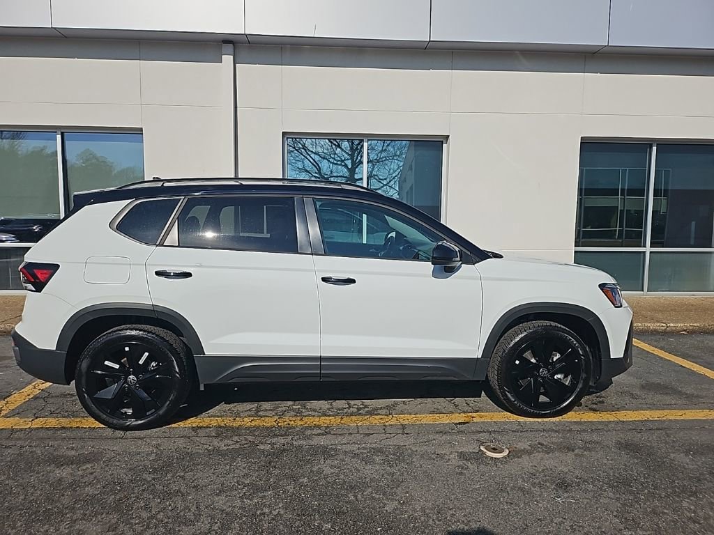 Certified 2025 Volkswagen Taos SE image 5