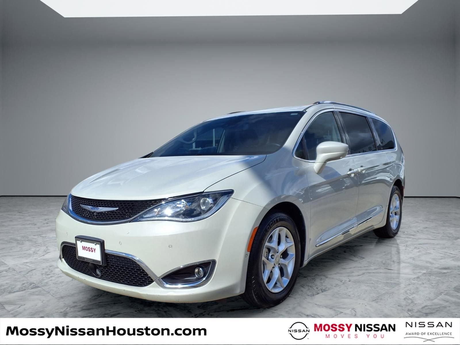 Used 2020 Chrysler Pacifica Touring-L Plus w/ Tire & Wheel Group image 4