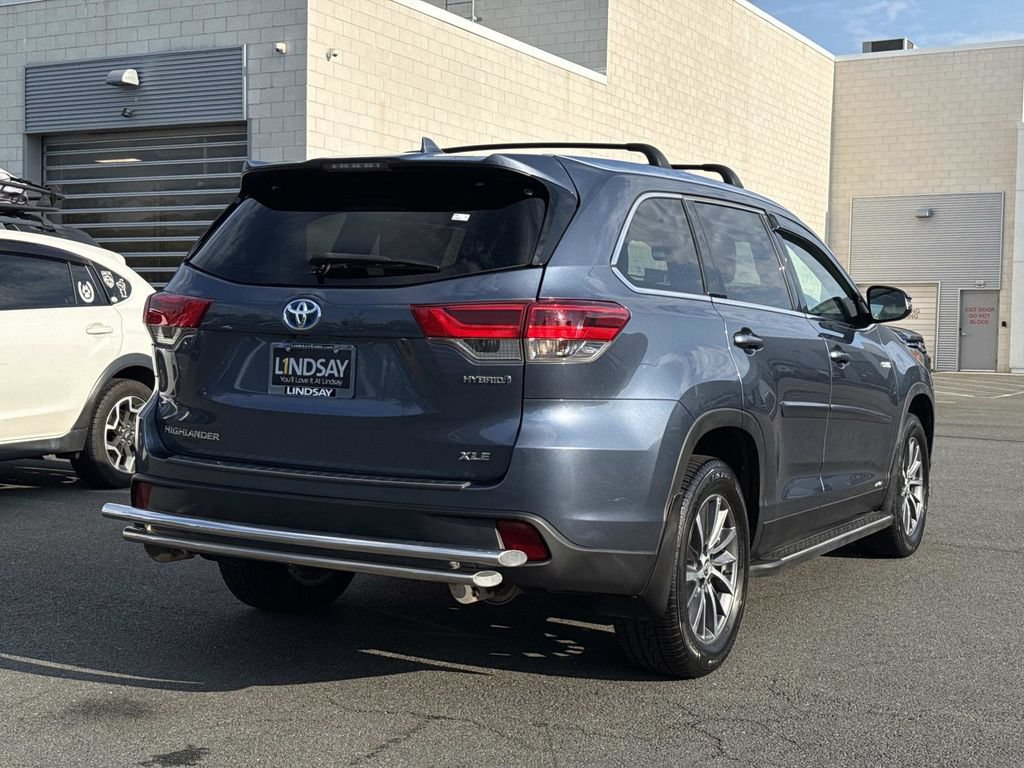 Used 2019 Toyota Highlander XLE AWD/4WD image 3