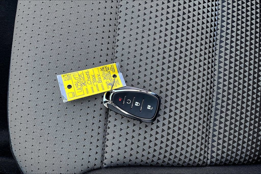 Used 2025 Chevrolet Trax LT w/ Sunroof Package FWD image 31