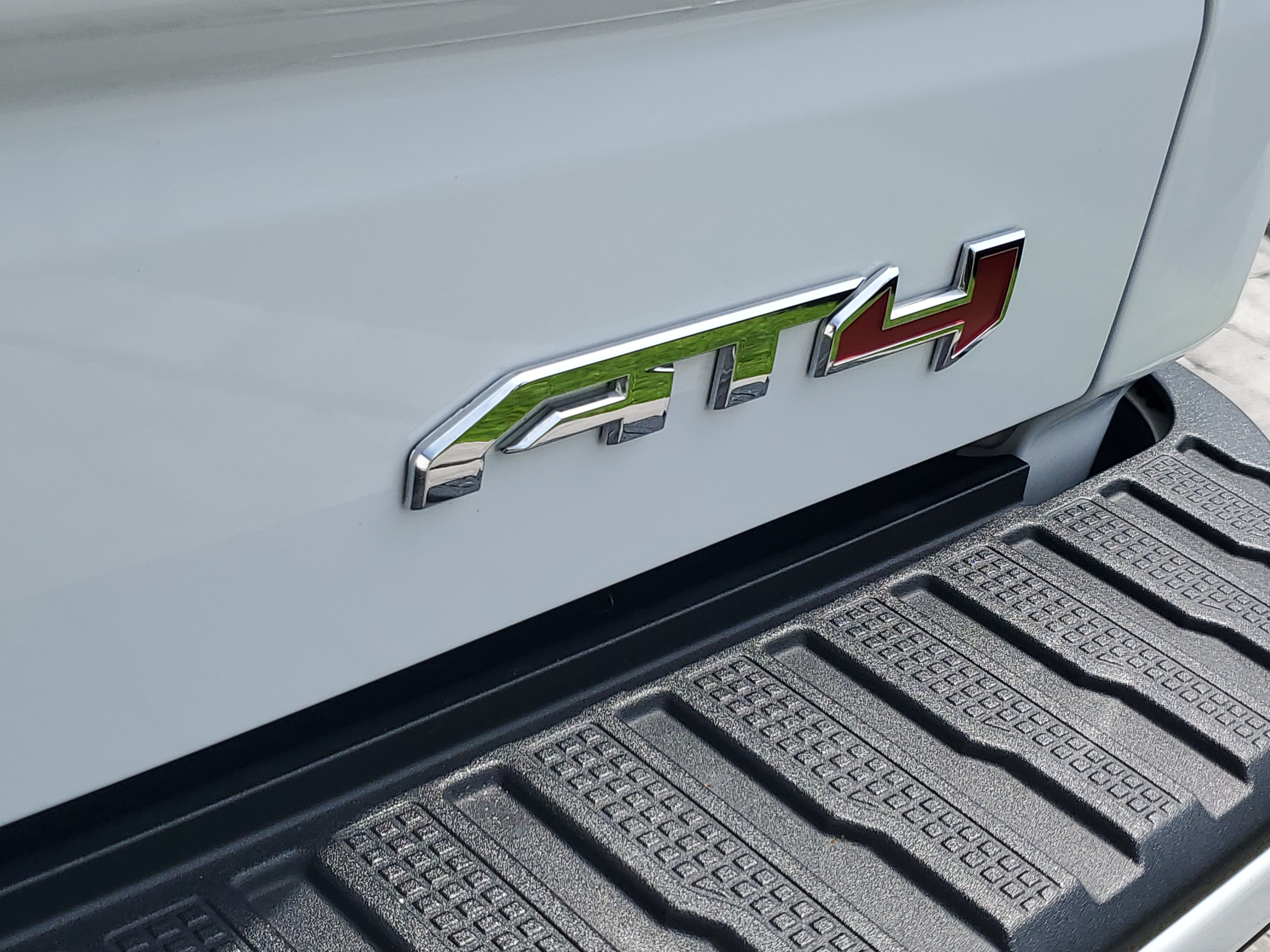 Used 2025 GMC Sierra 1500 AT4 w/ AT4 Premium Package AWD/4WD image 9